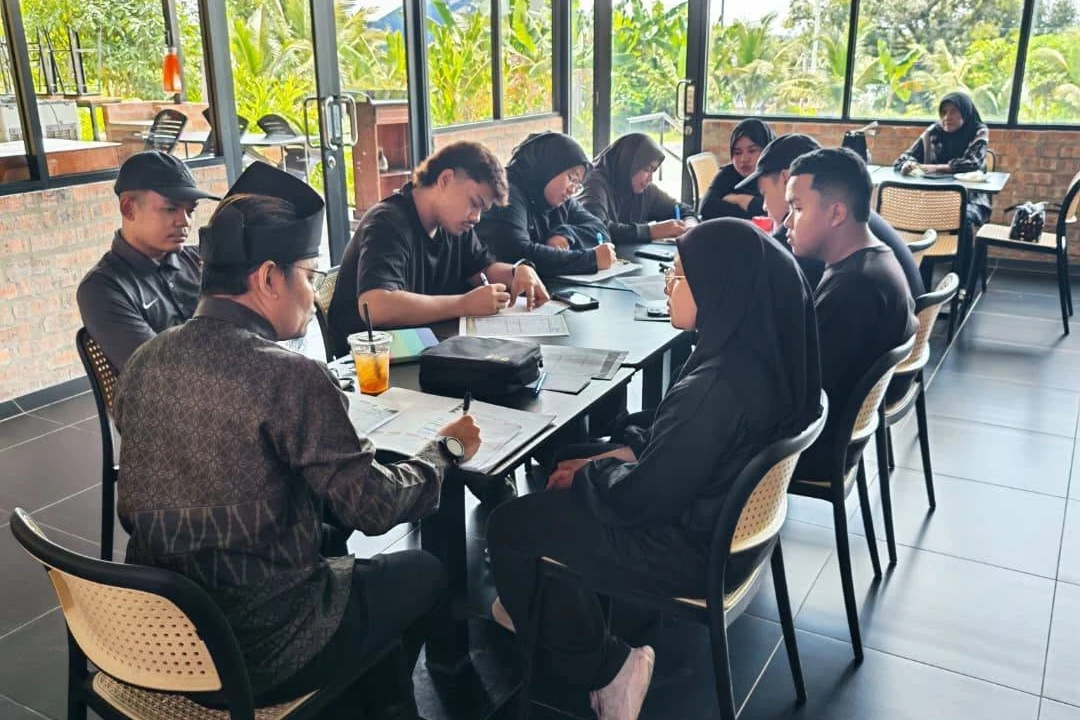 Pemilik premis makanan berbincang dengan konsultan Al Khaleel Consulting & Training