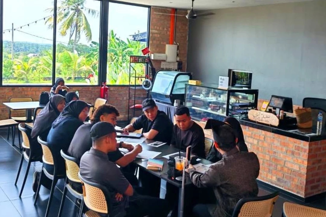Pekerja restoran menjalankan kerja mengikut SOP kedai makan